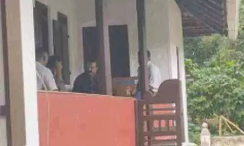 ആത്മഹത്യ ഭീഷണി മുഴക്കിയ ബി.എല്‍.ഒയോട് നേരിട്ട് സംസാരിച്ച് മുഖ്യ തെരഞ്ഞെടുപ്പ് ഓഫിസര്‍; ജോലിയിൽ നിന്ന് വിട്ടുനിൽകാൻ നിർദേശം, തുടരാൻ സന്നദ്ധത അറിയിച്ച് ബി.എൽ.ഒ