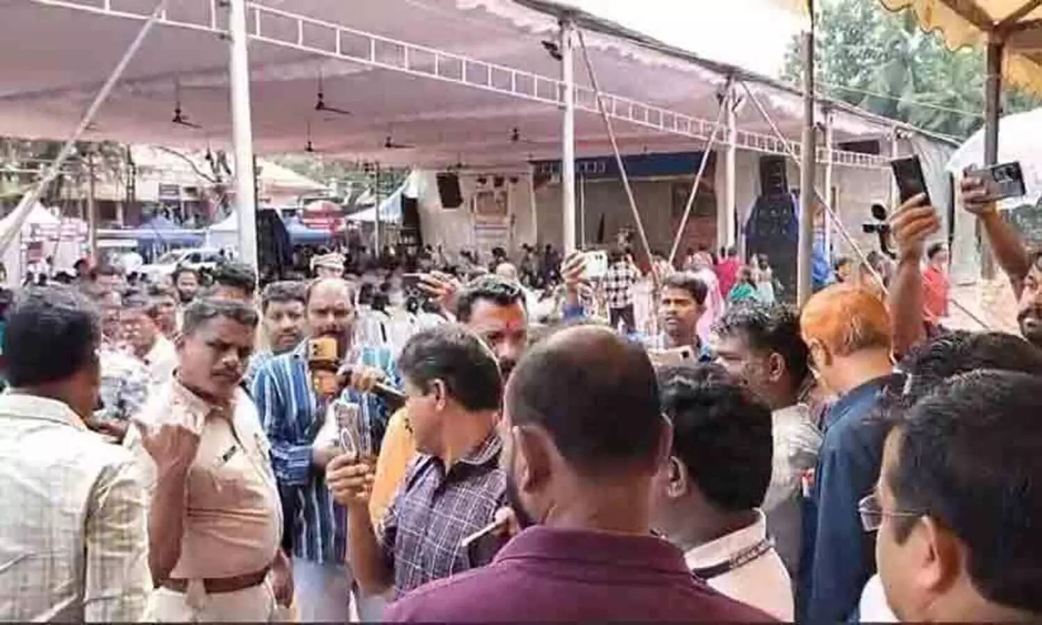 ജില്ല കലോത്സവ വേദിക്കരികിൽ ഭാരതാംബ ചിത്രവുമായി ബി.ജെ.പി അനുകൂല അധ്യാപക സംഘടന; വിവാദമായതോടെ നീക്കം ചെയ്തു