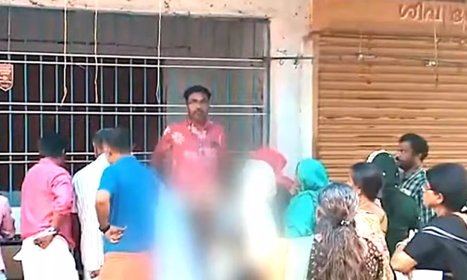 മുണ്ട് പൊക്കിക്കാണിച്ച ബി.എൽ.ഒക്കെതിരെ നടപടി; ചുമതലകളിൽനിന്ന് മാറ്റി