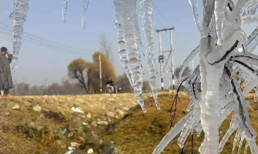 ശീത തരംഗത്തിൽ കശ്മീർ താഴ്വര ശീത തരംഗത്തിൽ കശ്മീർ താഴ്വര