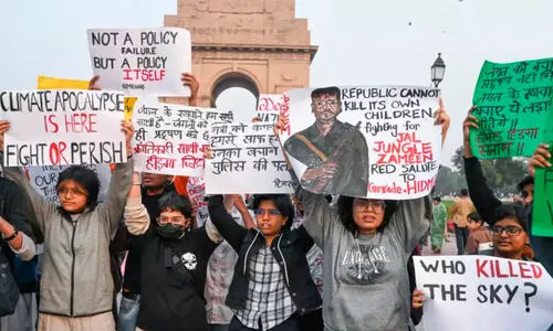 വായു മലിനീകരണം; ഇന്ത്യാ ഗേറ്റിൽ സമരം നടത്തിയവർ മാവോവാദി കേസിൽ റിമാൻഡിൽ വായു മലിനീകരണം; ഇന്ത്യാ ഗേറ്റിൽ സമരം നടത്തിയവർ മാവോവാദി കേസിൽ റിമാൻഡിൽ