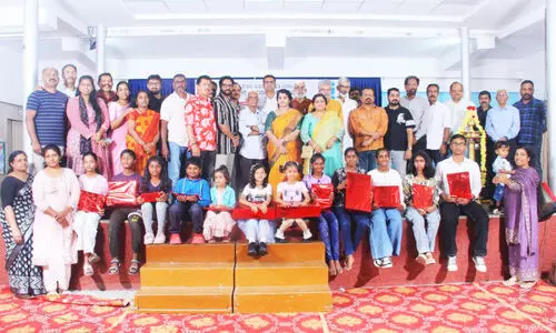 വ​ര്‍ണ​ക്കൂ​ട്ടൊ​രു​ക്കി കേ​ര​ള സ​മാ​ജം ചി​ത്ര​ര​ച​ന മ​ത്സ​രം