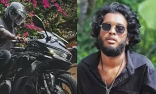 50 ലക്ഷം രൂപയുടെ കാർ വാങ്ങി നൽകാത്തതിന് മാതാപിതാക്കളെ ആക്രമിക്കുന്നതിനിടെ അച്ഛന്റെ അടിയേറ്റ മകൻ മരിച്ചു 50 ലക്ഷം രൂപയുടെ കാർ വാങ്ങി നൽകാത്തതിന് മാതാപിതാക്കളെ ആക്രമിക്കുന്നതിനിടെ അച്ഛന്റെ അടിയേറ്റ മകൻ മരിച്ചു