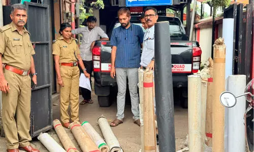 ഹരിത ചട്ട ലംഘനം: 450 കിലോ ഫ്ലക്സ് പിടിച്ചെടുത്തു