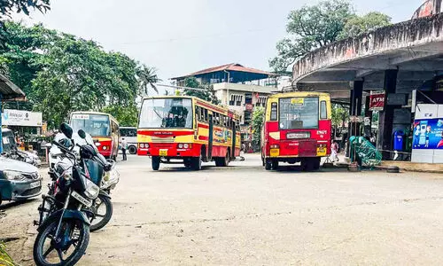 ആരോട്​ പറയാൻ, ആരുകേൾക്കാൻ!... അപകടക്കെണിയൊരുക്കി ഡി​പ്പോ വ​ള​പ്പി​ല്‍ അനധികൃത ബസ് പാര്‍ക്കിങ്