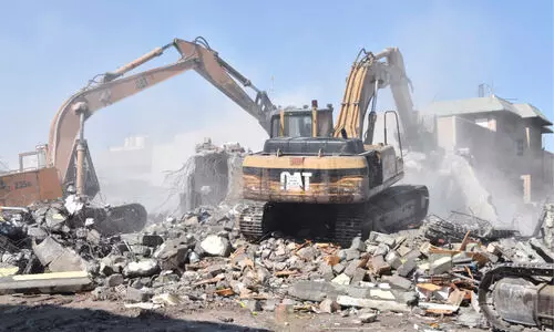 ജ​ലീ​ബ് അ​ൽ ശു​യൂ​ഖി​ലെ സു​ര​ക്ഷി​ത​മ​ല്ലാ​ത്ത കെ​ട്ടി​ട​ങ്ങ​ൾ പൊ​ളി​ച്ചു തു​ട​ങ്ങി