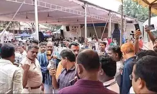 ജില്ല കലോത്സവ വേദിക്കരികിൽ ഭാരതാംബ ചിത്രവുമായി ബി.ജെ.പി അനുകൂല അധ്യാപക സംഘടന; വിവാദമായതോടെ നീക്കം ചെയ്തു