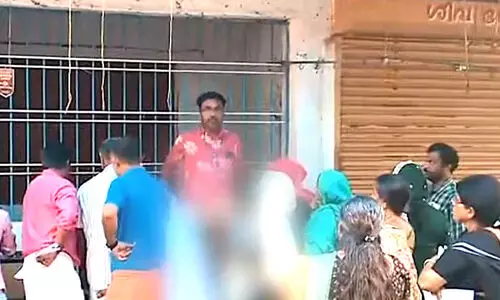 മുണ്ട് പൊക്കിക്കാണിച്ച ബി.എൽ.ഒക്കെതിരെ നടപടി; ചുമതലകളിൽനിന്ന് മാറ്റി