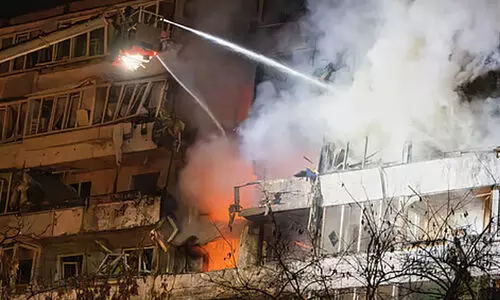 സമാധാന ശ്രമങ്ങൾക്കിടെ യുക്രെയ്ൻ തലസ്ഥാനത്ത്  റഷ്യയുടെ ബോംബ് വർഷം