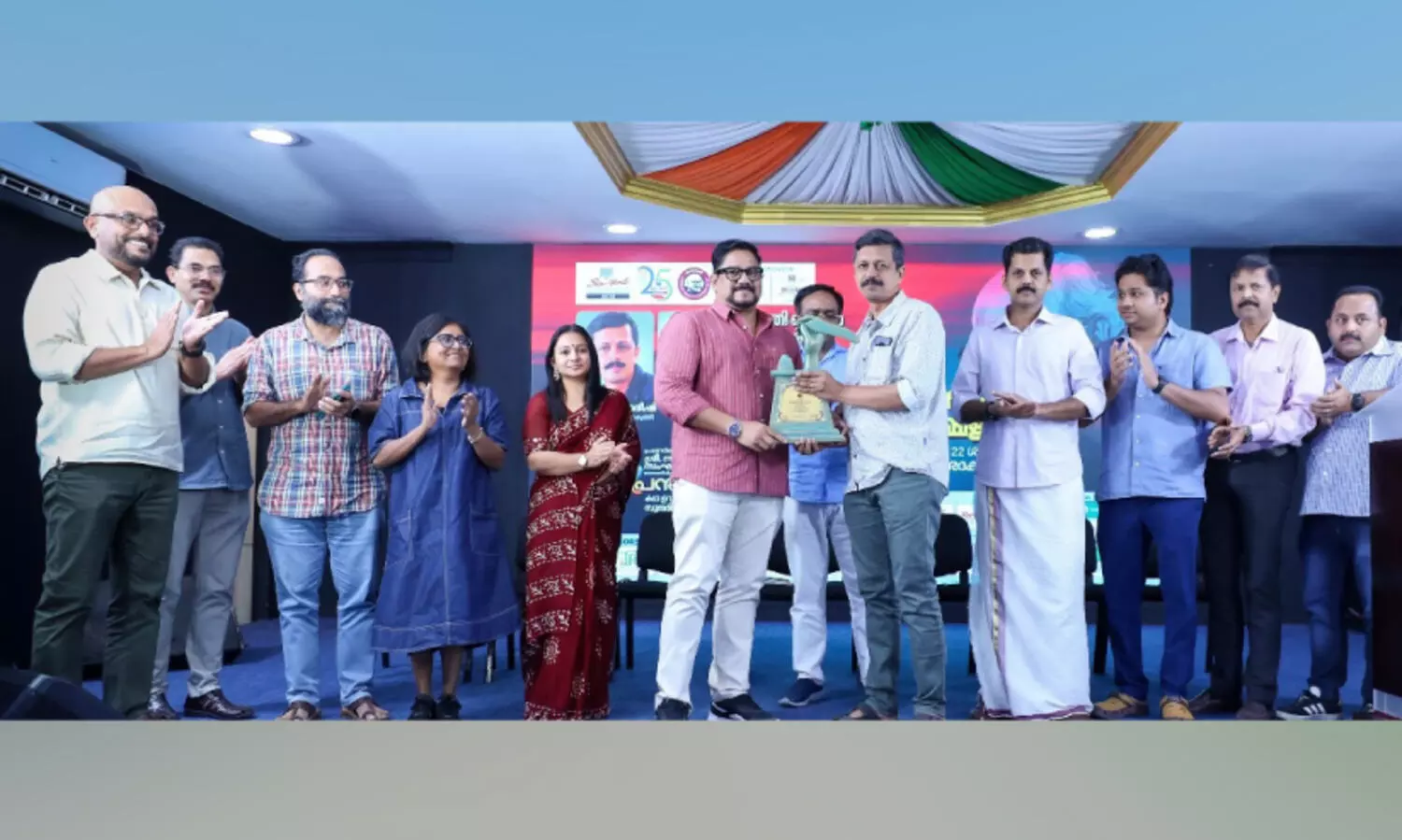 സം​സ്‌​കൃ​തി ഖ​ത്ത​ർ സി.​വി. ശ്രീ​രാ​മ​ൻ സാ​ഹി​ത്യ​പു​ര​സ്കാ​രം ജ​ലീ​ലി​യോ ഏ​റ്റു​വാ​ങ്ങി