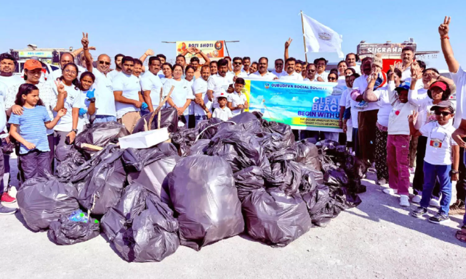 ഗുരുദേവ സോഷ്യൽ സൊസൈറ്റി ബീച്ച് ശുചീകരിച്ചു