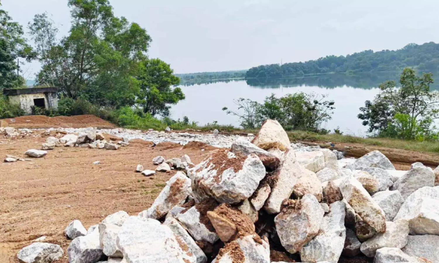 തടാകതീരത്തെ നിർമാണ പ്രവർത്തനം ഗുണകരമ​ല്ലെന്ന് ആരോപണം