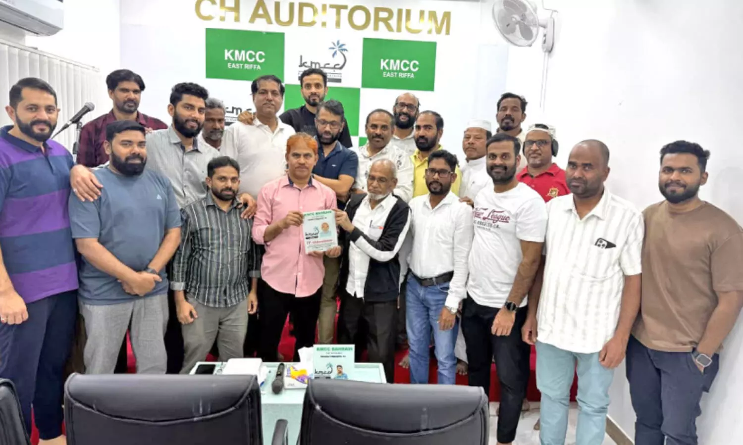 കെ.​എം.​സി.​സി യാ​ത്ര​യ​യ​പ്പ് ന​ൽ​കി