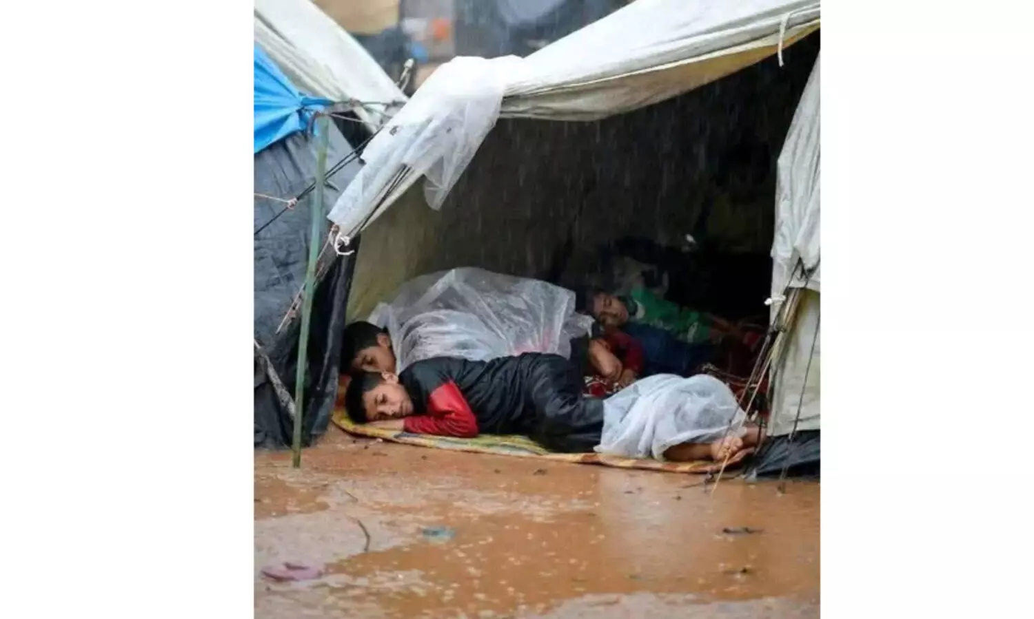 കനത്ത മഴ: ദുരന്തപൂർണവും ഭയാനകവുമായ സാഹചര്യത്തിൽ നരകിച്ച് ഗസ്സക്കാർ