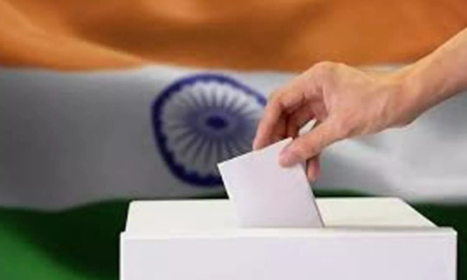 കു​പ്പാ​യ​മ​ഴി​ച്ചു വെ​ക്കാ​നാ​വാ​തെ വി​മ​ത​ർ വേ​ങ്ങ​ര​യി​ലും