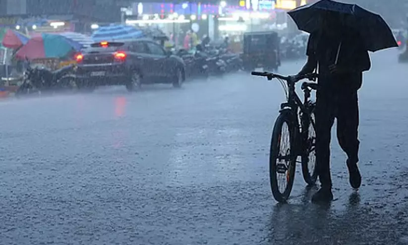 ഒറ്റപ്പെട്ട ശക്തമായ മഴ; ഇന്ന് മൂന്ന് ജില്ലകളിൽ യെല്ലോ അലർട്ട് ഒറ്റപ്പെട്ട ശക്തമായ മഴ; ഇന്ന് മൂന്ന് ജില്ലകളിൽ യെല്ലോ അലർട്ട്