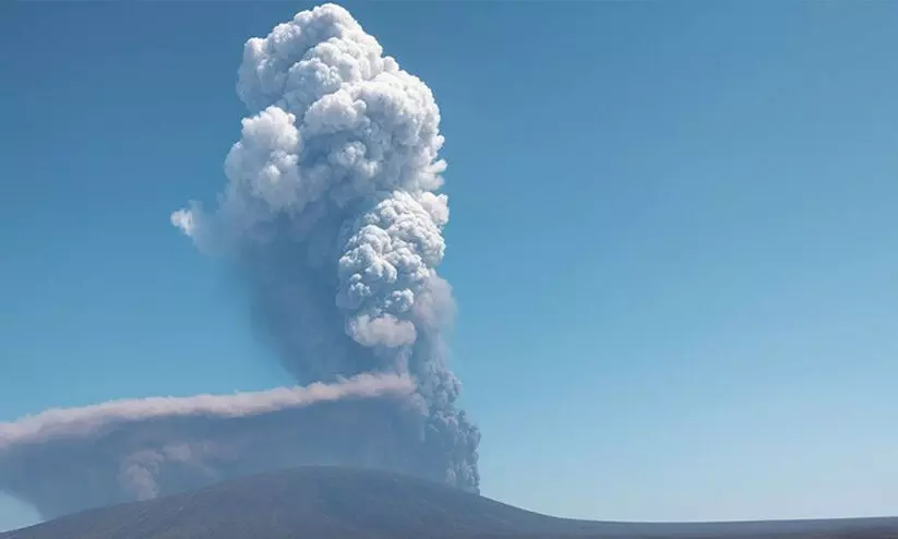 റബുൽ ഖാലിക്കും അറബിക്കടലിനും മുകളിൽ അഗ്നിപർവത ചാരം