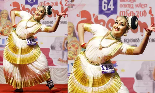 അച്ഛൻ പകർന്ന ചുവടുമായെത്തി മോഹിനിയാട്ടത്തിൽ ആദിലക്ഷ്മി