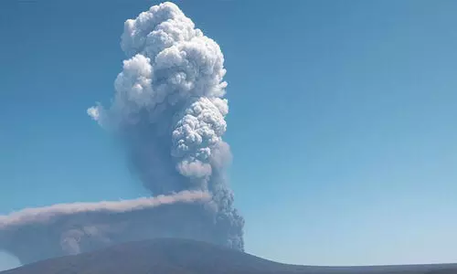 റബുൽ ഖാലിക്കും അറബിക്കടലിനും മുകളിൽ അഗ്നിപർവത ചാരം