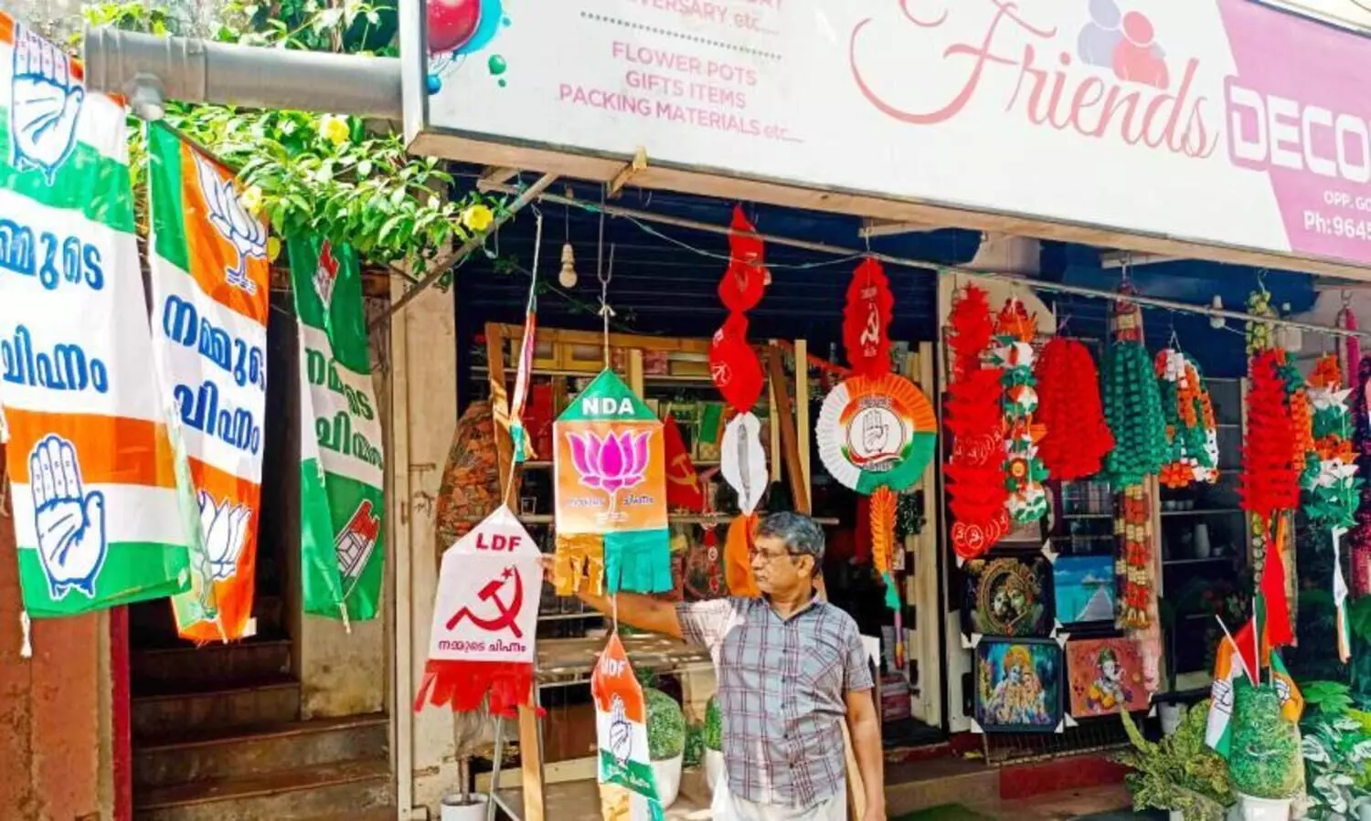 പ്രചാരണത്തിന് കൊഴുപ്പേകാൻ കൊടിതോരണങ്ങളുമായി വ്യാപാരികൾ