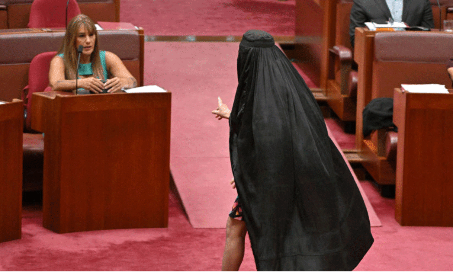 ബുർഖ ധരിച്ച് സെനറ്റിലെത്തിയ ആസ്ട്രേലിയൻ സെനറ്റർക്ക് സസ്​പെൻഷൻ