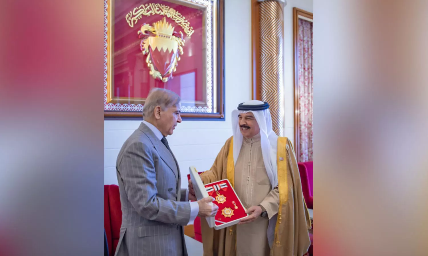 പാകിസ്താൻ പ്രധാനമന്ത്രി ഷഹബാസ് ഷെരീഫിന് ഓർഡർ ഓഫ് ബഹ്‌റൈൻ നൽകി ആദരിച്ച് ഹമദ് രാജാവ്