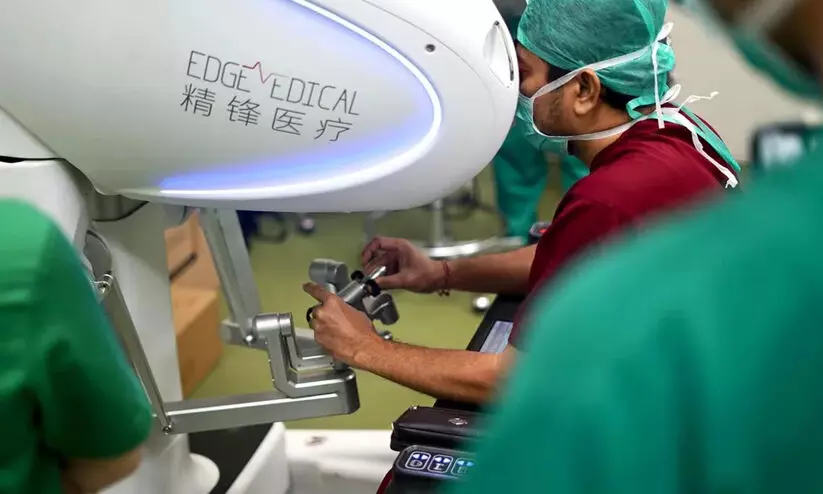 എവിടെ നിന്നും ശസ്ത്രക്രിയ ചെയ്യാം; എന്താണ് ടെലി റോബോട്ടിക് സര്ജറി? എവിടെ നിന്നും ശസ്ത്രക്രിയ ചെയ്യാം; എന്താണ് ടെലി റോബോട്ടിക് സര്ജറി?