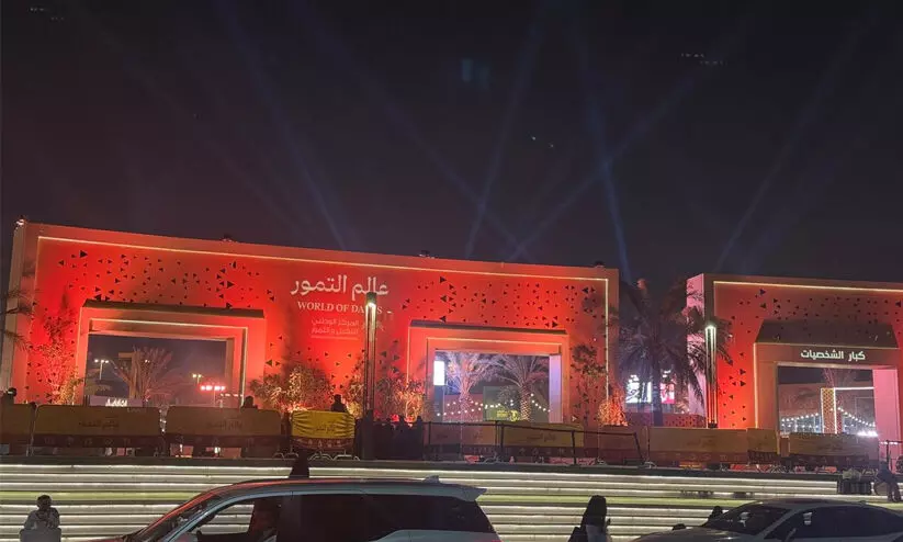 റിയാദിൽ ലോക ഈത്തപ്പഴമേള: മധുവൂറും ഉത്സവ നഗരിയിലേക്ക് സന്ദർശക പ്രവാഹം റിയാദിൽ ലോക ഈത്തപ്പഴമേള: മധുവൂറും ഉത്സവ നഗരിയിലേക്ക് സന്ദർശക പ്രവാഹം