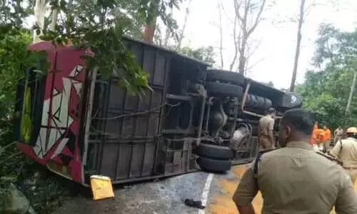 ശബരിമല തീർഥാടകരുടെ ബസ് മറിഞ്ഞ് 10ലേറെ പേർക്ക് പരിക്ക്; ഒരാളുടെ കൈ അറ്റു