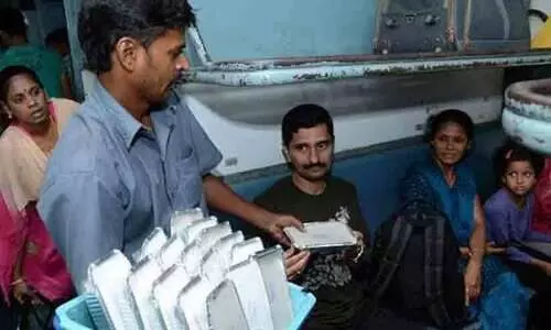 ട്രെയിനിൽ ഹലാൽ മാംസം മാത്രം നൽകുന്നത് മനുഷ്യാവകാശ ലംഘനമെന്ന്; റെയിൽവേക്ക് എൻ.എച്ച്.ആർ.സി നോട്ടീസ്