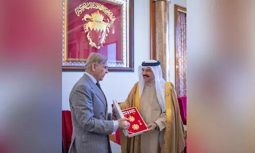 പാകിസ്താൻ പ്രധാനമന്ത്രി ഷഹബാസ് ഷെരീഫിന് ഓർഡർ ഓഫ് ബഹ്‌റൈൻ നൽകി ആദരിച്ച് ഹമദ് രാജാവ്