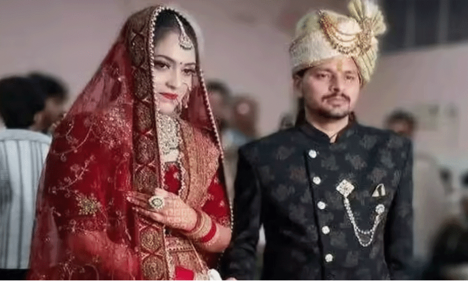 വിവാഹ ചടങ്ങിനിടെ താലത്തിൽ വെച്ചുകൊടുത്ത സ്ത്രീധനത്തുകയായ 30 ലക്ഷം രൂപ തിരികെ കൊടുത്ത്‍ വരൻ