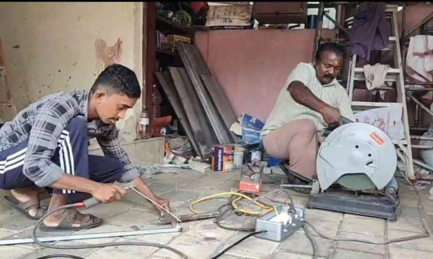 ഒ​റ്റ​പ്പാ​ലം ന​ഗ​ര​സ​ഭ​യി​ൽ ആ​ശാ​നും ശി​ഷ്യ​നും നേ​ർ​ക്കു​നേ​ർ