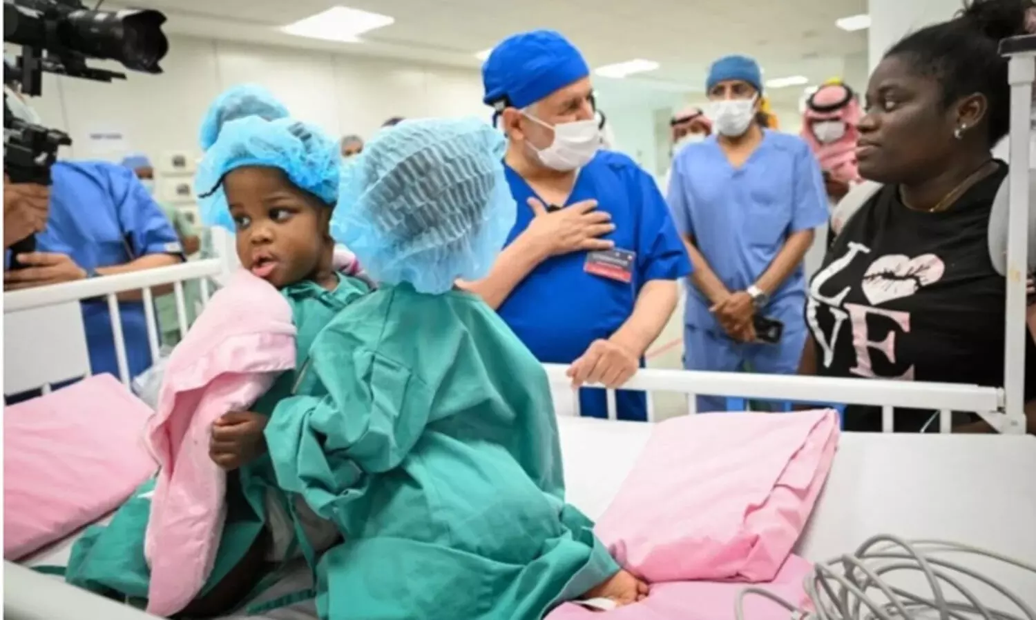 വേർപെട്ട ജമൈക്കൻ സയാമീസ് ഇരട്ടകളായ അസാരിയയുടെ നില തൃപ്തികരം, അസുറ വെൻറിലേറ്ററിൽ