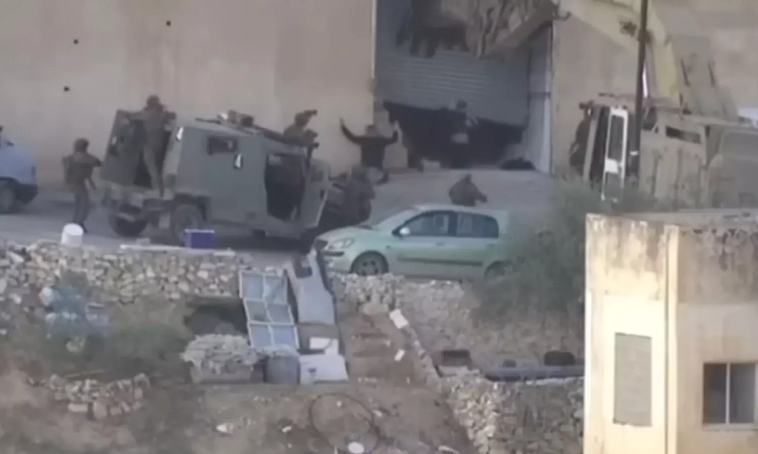 കൈകൾ ഉയർത്തി മുട്ടിൽ ഇഴഞ്ഞെത്തിയ അവരെ നിലത്തിട്ട് ചവിട്ടി, തിരിഞ്ഞു നടക്കാൻ പറഞ്ഞ് പിറകിൽ നിന്ന് വെടിവെച്ചു; കീഴടങ്ങാനെത്തിയ ഫലസ്തീനികളെ ഇസ്രായേൽ സൈന്യം ക്രൂരമായി കൊലപ്പെടുത്തുന്ന ദൃശ്യങ്ങൾ പുറത്ത്