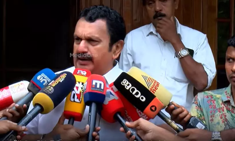 രാഹുലിനെതിരെ പെട്ടെന്ന് ഒരു കേസ് വന്നതിന് പിന്നിൽ രാഷ്ട്രീയ ലക്ഷ്യമെന്ന് കെ. മുരളീധരൻ; ‘കുറ്റം ചെയ്തെന്നോ ഇല്ലെന്നോ തീരുമാനിക്കേണ്ടത് കോടതി’ രാഹുലിനെതിരെ പെട്ടെന്ന് ഒരു കേസ് വന്നതിന് പിന്നിൽ രാഷ്ട്രീയ ലക്ഷ്യമെന്ന് കെ. മുരളീധരൻ; ‘കുറ്റം ചെയ്തെന്നോ ഇല്ലെന്നോ തീരുമാനിക്കേണ്ടത് കോടതി’