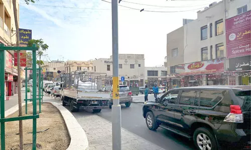 പു​ന​ർ​വി​ക​സ​ന പ്ര​വ​ർ​ത്ത​ന​ങ്ങ​ൾ പ്ര​തി​കൂ​ല​മാ​യി ബാ​ധി​ച്ചു; മു​ഹ​റ​ഖ് സൂ​ഖി​ൽ 30 ക​ട​ക​ൾ അ​ട​ച്ചു​പൂ​ട്ടി