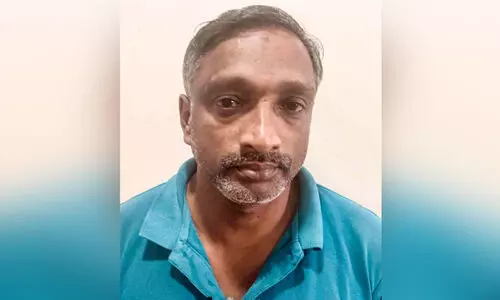 ബൈക്കിൽ ഇടിച്ച് നിർത്താതെ പോയ കാർ ഡ്രൈവറെ പിടികൂടി