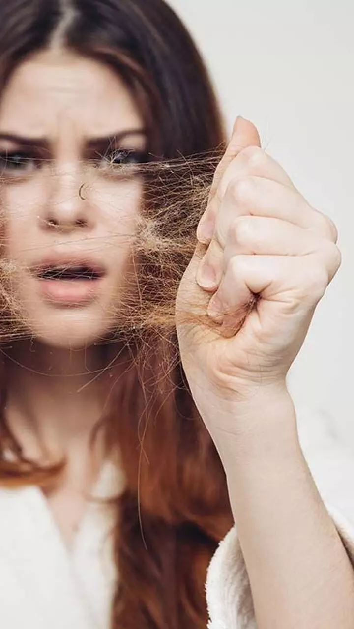 അറ്റം പിളർന്ന മുടിയാണോ പ്രശ്നം? പരിഹാരം വീട്ടിൽ തന്നെ