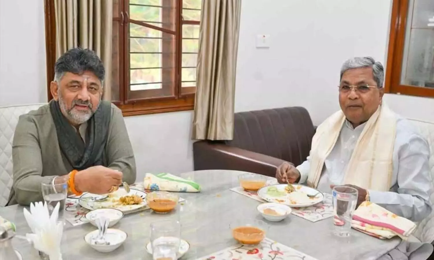 ഞങ്ങൾ തമ്മിൽ ഒരു പ്രശ്നവുമില്ല, ഒറ്റക്കെട്ട് ഒരുമിച്ച് വാർത്താസമ്മേളനത്തിനെത്തി സിദ്ധരാമയ്യയും ഡി.കെ ശിവകുമാറും