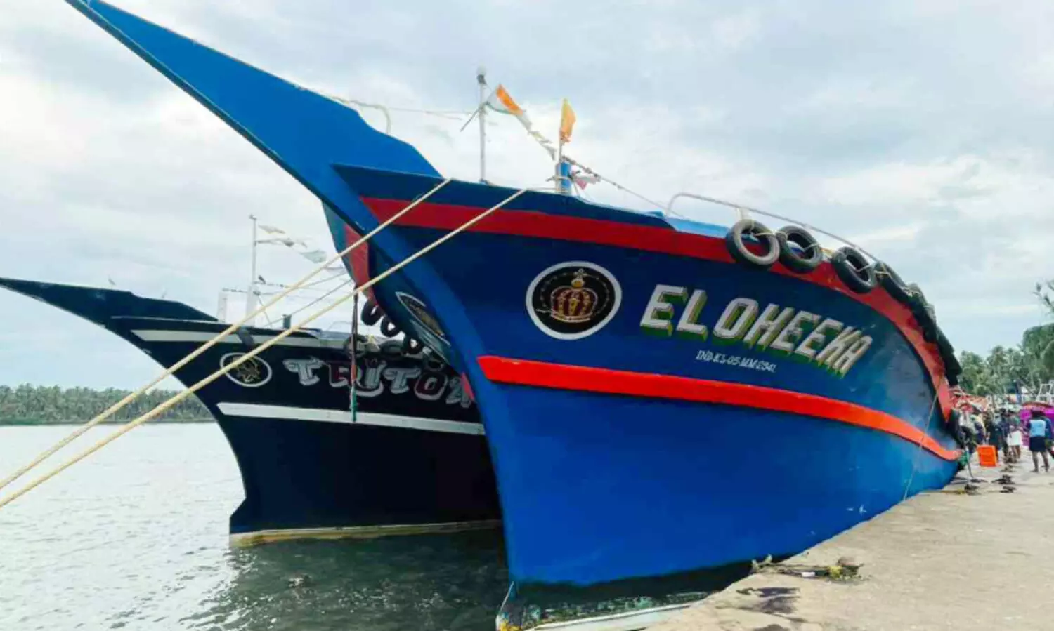 അനധികൃത മത്സ്യബന്ധനം നടത്തിയ രണ്ട് ബോട്ടുകൾ പിടികൂടി