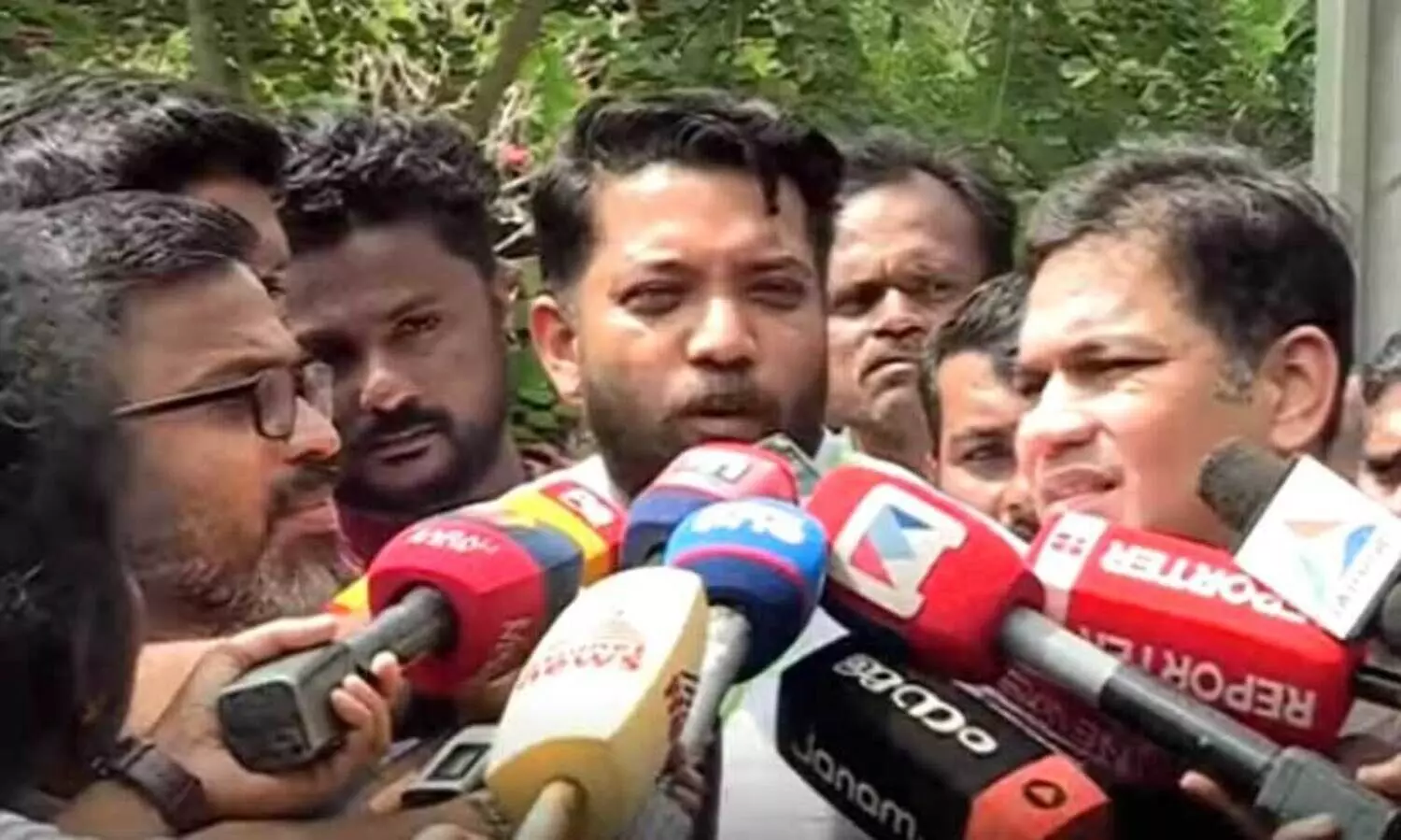 ‘പാർട്ടി ആരോടും ഒളിവിൽ കഴിയാൻ ഒന്നും പറഞ്ഞിട്ടില്ലല്ലോ..’ -രാഹുൽ മാങ്കൂട്ടത്തിലിനെ കുറിച്ച് ഷാഫി പറമ്പിൽ