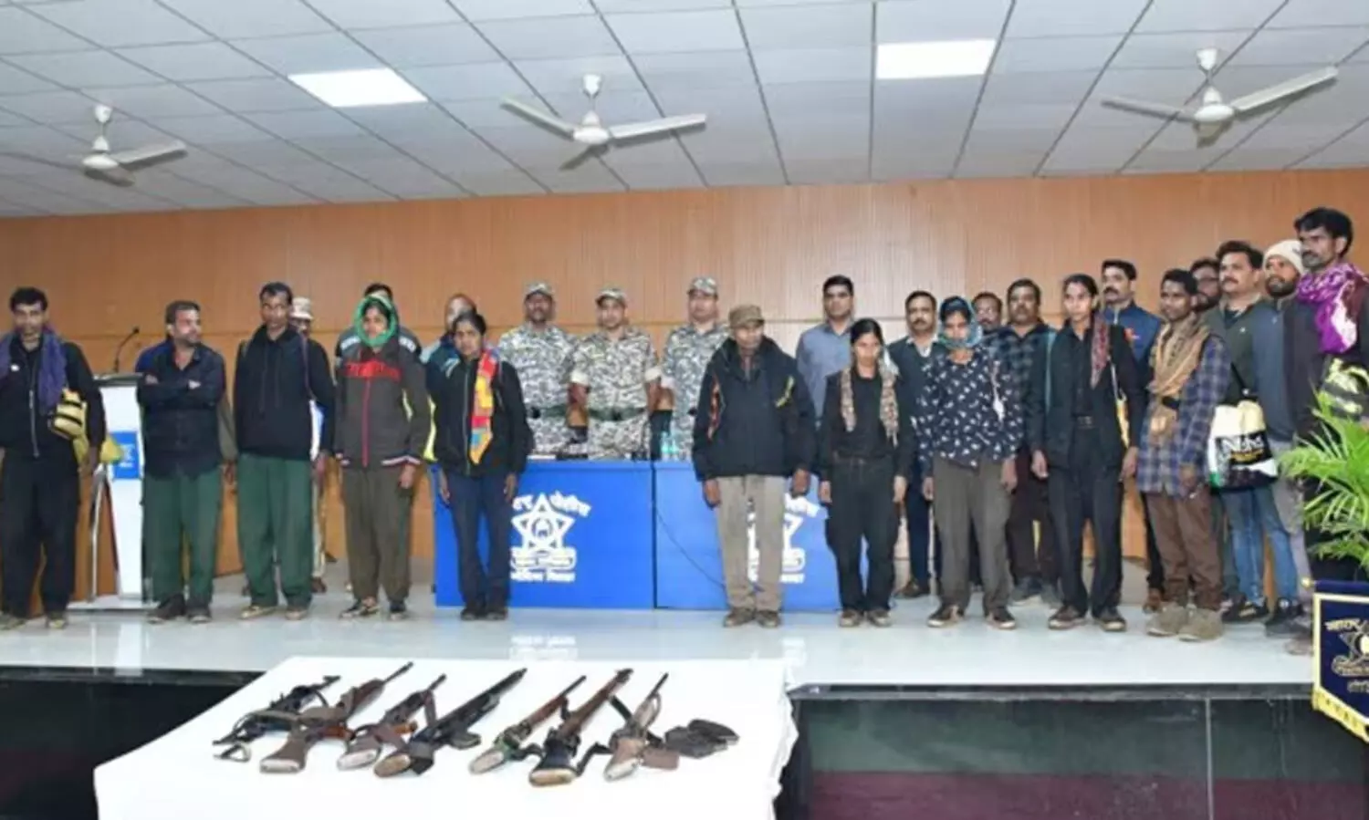 മാവോയിസ്റ്റ് നേതാവ് വികാസ് നാഗ്പൂരും അനുയായികളും കീഴടങ്ങി