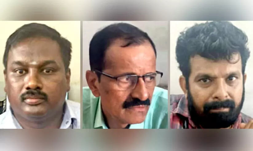 കൈ​ക്കൂ​ലി വാ​ങ്ങു​ന്ന​തി​നി​ടെ മൂ​ന്ന് ഭൂ​രേ​ഖ ഉ​ദ്യോ​ഗ​സ്ഥ​ർ അ​റ​സ്റ്റി​ൽ