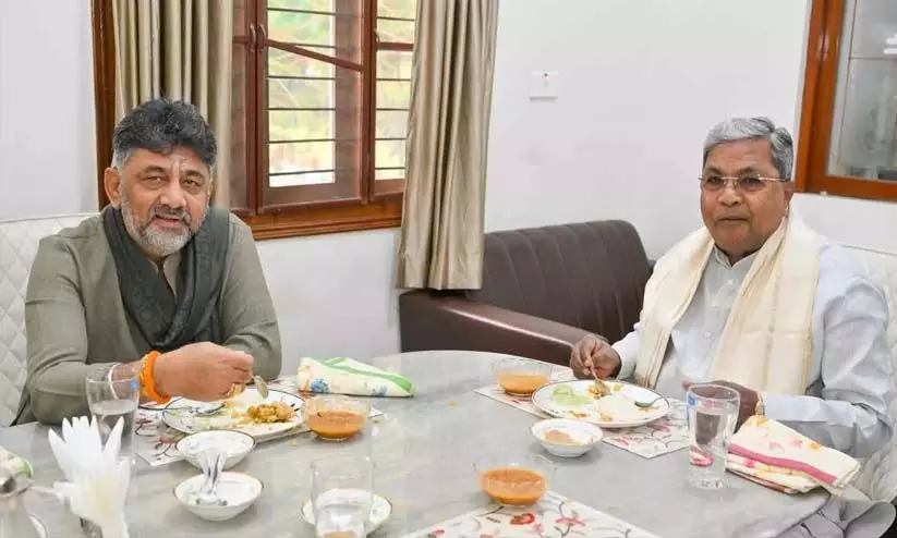 ഞങ്ങൾ തമ്മിൽ ഒരു പ്രശ്നവുമില്ല, ഒറ്റക്കെട്ട് ഒരുമിച്ച് വാർത്താസമ്മേളനത്തിനെത്തി സിദ്ധരാമയ്യയും ഡി.കെ ശിവകുമാറും