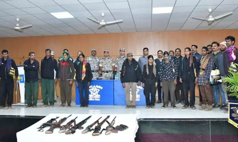 മാവോയിസ്റ്റ് നേതാവ് വികാസ് നാഗ്പൂരും അനുയായികളും കീഴടങ്ങി