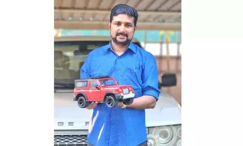 മി​നി​യേ​ച്ച​റി​ൽ വി​സ്മ​യ​ലോ​കം ഒ​രു​ക്കി   ജോ​ൺ​സ​ൺ കാ​യം​കു​ളം