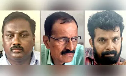 കൈ​ക്കൂ​ലി വാ​ങ്ങു​ന്ന​തി​നി​ടെ മൂ​ന്ന് ഭൂ​രേ​ഖ ഉ​ദ്യോ​ഗ​സ്ഥ​ർ അ​റ​സ്റ്റി​ൽ