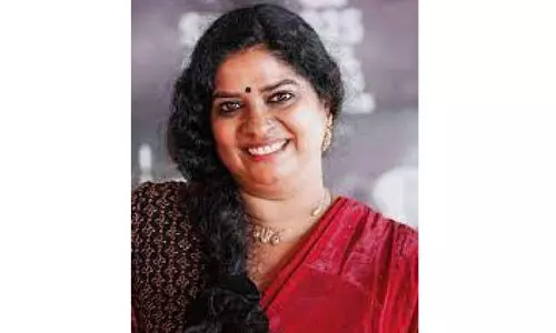 ചെ​ന്നു​പെ​ട്ട ഇ​ട​ങ്ങ​ളെ സ്വ​ന്തം ദേ​ശ​മാ​ക്കു​ന്ന​വ​രാ​ണ്​  പ്ര​വാ​സി​ക​ൾ -നോ​വ​ലി​സ്റ്റ് ആ​ർ. രാ​ജ​ശ്രീ