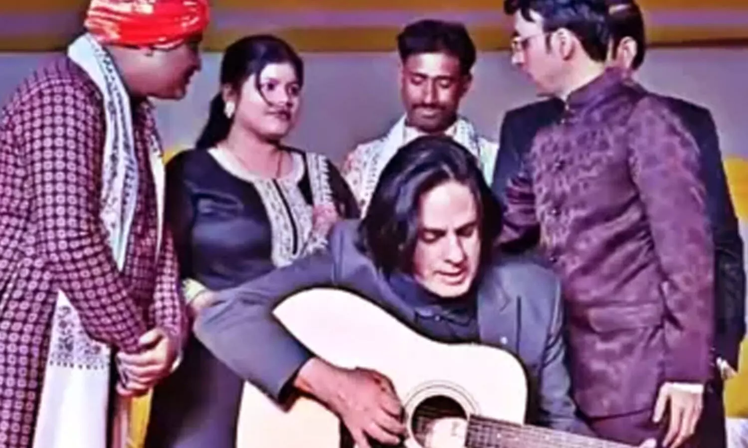 ഒരിക്കൽ ഹിന്ദി സിനിമകളിലെ ഐക്കോണിക് മുഖം ആയിരുന്നയാൾ; ഇന്ന് വിവാഹ വേദികളിൽ പരിപാടി അവതരിപ്പിക്കുന്നു; ചർച്ചയായി രാഹുൽ റോയിയുടെ വിഡിയോ